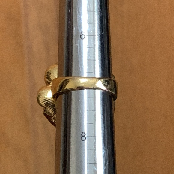 Gold tone green flower ring size 7 - Picture 5 of 6